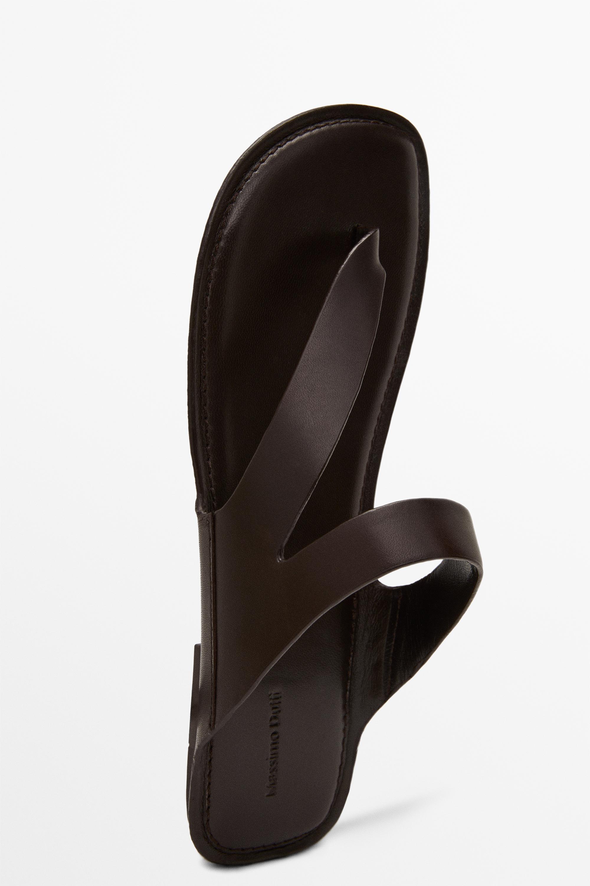 Asymmetric leather sandals with toe divider